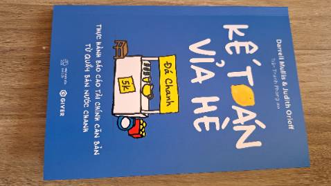 Dựa vào việc bán nước chanh, tác giả mô tả chi tiết, dễ hiểu về kế toán, về bản cân đối, về báo cáo hoạt động kinh doanh, thấy được lãi, lỗ.