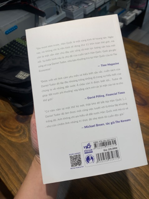 Cũng hơi chủ quan và góc nhìn hẹp của tác giả về về Hàn Quốc thôi các bạn. Không hẳn HQ quá vượt trội và tươi sáng như vậy. Nhưng công nhận HQ có một sự phát triển vượt trội thần kỳ. Nhưng để so với Nhật thì khập khiễng vô cùng.