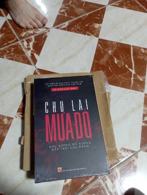 Đóng gói gọn gàng, sách rất đẹp, suýt nữa thì hoàn hảo nếu k bị một lỗi nhỏ
