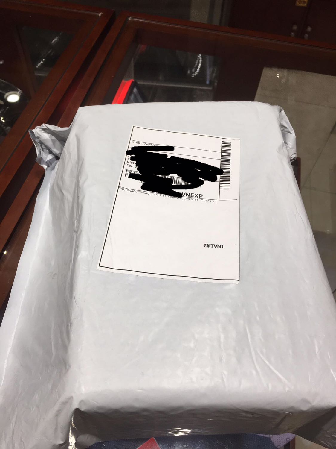 sau khi mua và sử dụng mình có một số đánh giá như sau:
1. Giao hàng: rất hài lòng vì tiki giao sớm hơn dự kiến, đóng gói kĩ.
2. shop rất chu đáo khi tặng kèm cổng phích cấm chuyển đổi 3 chấu thành 2 chấu
3. Bàn ủi cầm tay rất chắc chắn, hơi mạnh, thiết kế đẹp.
lúc mở bình chứa có động nước bên trong, bền hay không thì chắc phải sử dụng nhiều lần mới biết được!
ủi chất vải dày nên ủi lâu tí so với vải mỏng! Bình chứa nước nhỏ nên k đựng đc nhiều nước, nhưng cầm tay như vậy là ổn. sau khi mua và sử dụng mình có một số đánh giá như sau:
1. Giao hàng: rất hài lòng vì tiki giao sớm hơn dự kiến, đóng gói kĩ.
2. shop rất chu đáo khi tặng kèm cổng phích cấm chuyển đổi 3 chấu thành 2 chấu
3. Bàn ủi cầm tay rất chắc chắn, hơi mạnh, thiết kế đẹp.
lúc mở bình chứa có động nước bên trong, bền hay không thì chắc phải sử dụng nhiều lần mới biết được!
ủi chất vải dày nên ủi lâu tí so với vải mỏng! Bình chứa nước nhỏ nên k đựng đc nhiều nước, nhưng cầm tay như vậy là ổn.