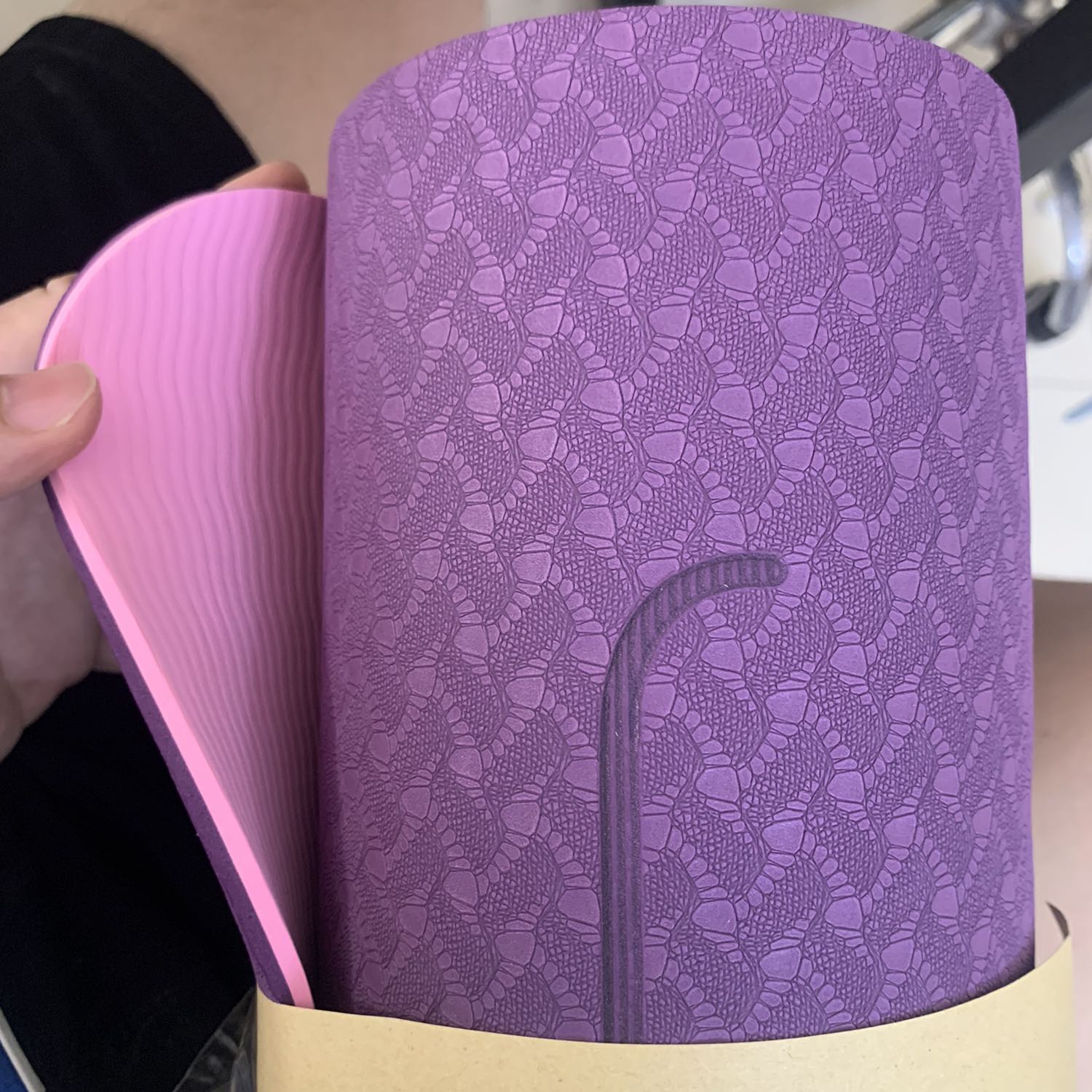 Thảm rất đẹp và hoàn thiện, ko 1 vết xây xước dù tình trạng xây xước là rất phổ biến khi tôi mua nhưng thảm khác trc đây.
Vân định tuyến in rất sâu và sắc nét, rõ ràng.
Túi và dây buộc đầy đủ nha
Hoa văn thảm cũng đẹp nữa