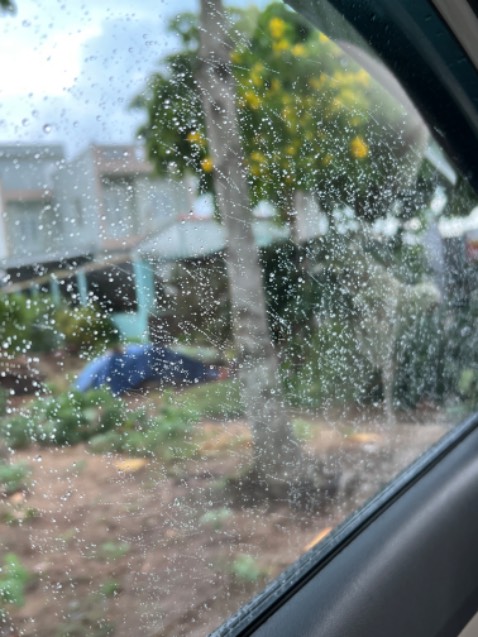 Nước mưa vẫn dính đầy. Chai này mình mua xài thử, bôi đi bôi lại mấy lớp, để khô hẳn rồi mới lau mà vẫn ko hiệu quả, chống dính đc chắc 10%.  
Chai Drain off Karshine màu vàng là loại mình hay xài chống dính được tới 80%. Khuyên bạn ko nên mua. Mua chai Karshine 90k một chai mà hiệu quả hơn nhiều.