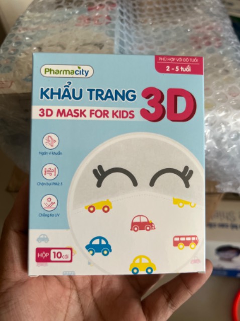 Đây là dòng khẩu trang cho bé 2t mà mình thích nhất, sau khi cho bé dùng qua rất rất nhiều loại. Khẩu trang êm mềm, vừa vặn mặt bé, dây đeo ko gây đau tai, vừa khít, ko cần cột khi sử dụng, phần bao mũi êm, ko gây đau như 1 số dòng tương tự. Là hàng của Pharmacity nữa, nên rất yên tâm về chất lượng.