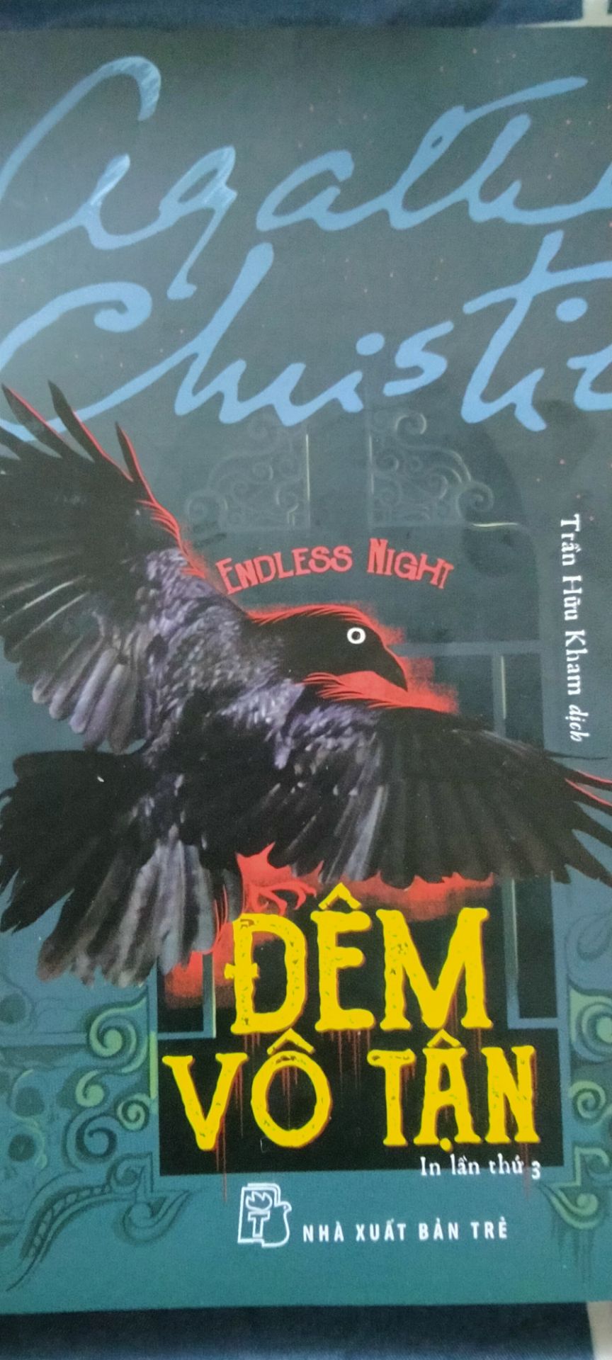 Mình cứ nghĩ đây là truyện trinh thám nên mới mua nhưng khi đọc mới biết ko phải nên rất thất vọng, đây chỉ là tiểu thuyết kể về vụ giết người dưới lời kể của hung thủ, trong truyện ai cũng đều biết trước sự *** dối nhưng chả làm gì cả chỉ đưa ra lời nhận xét cảnh báo rất chung chung để rồi vụ án vẫn xảy ra, đọc truyện mà chỉ thấy bất lực. rồi cuối cùng là hung thủ sau khi giết hết những ng cần giết tự lộ diện chứ chả có ai đứng ra vạch tội.