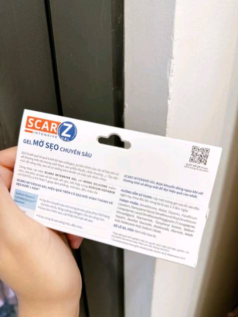 Hàng giao nhanh. Cơ địa mình khá dễ bị muỗi chích nên lúc nào cũng lận lưng theo 1 tuýp xịt muỗi với một tuýp trị sẹo như này, cái nào mà vừa thâm nhẹ là thoa liền ko để nó sạm màu. Tuýp này chắc cũng thứ 3 thứ 4 gì rồi đó, nói chung là xài ok, nên mua