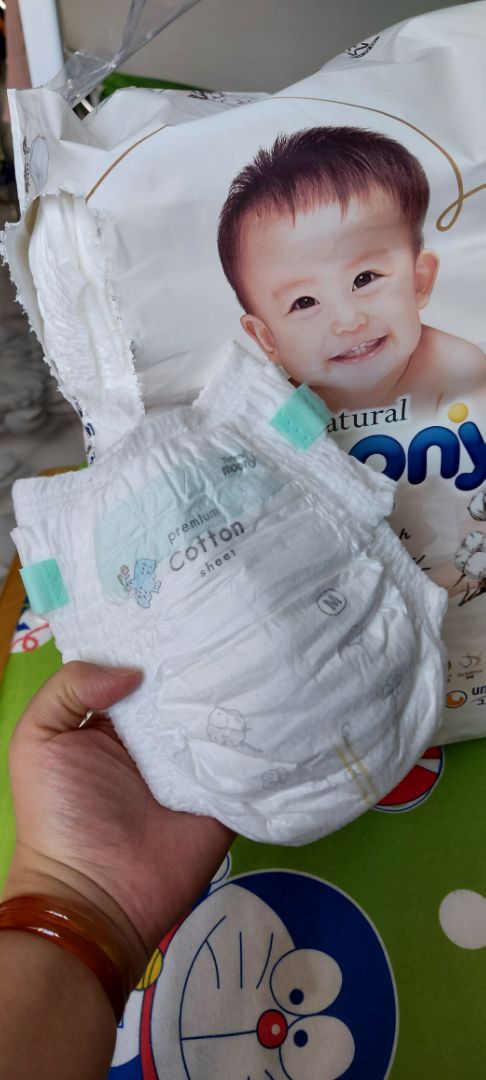 Luôn cảm thấy hài lòng với sp. Hàng giao nhanh dù khâu đóng gói vẫn sơ sài. Lần đàu m mua tả quần thấy xài cũng khá ổn. Sd ban đêm k bị tràn thấm hút tốt. Tả quần nên dày hơn tả dán và k đc mềm mịn bằng nhưng vẫn rất ok. 
Mà k biết đây có phải là ngày sx k?