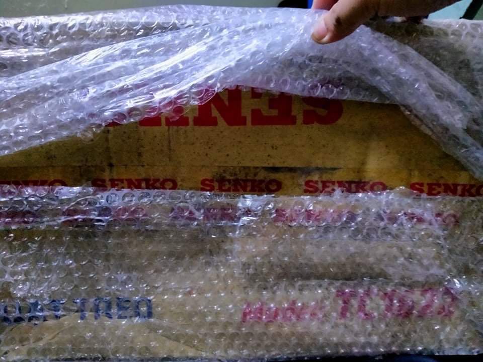 Mở lớp bọc ra thấy cái thùng cũ nát thấy nản rui đó.. chưa có thời gian nên chưa rap lên tườngđc. Cho shop tạm năm sao chức chưa gắn lên chứ bít có ồn, có quạt mạnh ko nha