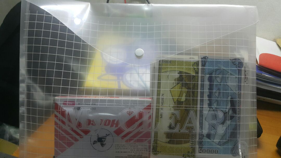 Mình mua đơn Văn phòng phẩm trên 200k của Tiki Trading nhưng không áp dụng được mã VPPHSO hay mã HSO100K như Tiki đã thông tin nên cuối cùng áp dụng mã BKT10 (12%). Mình cảm ơn Tiki đã nỗ lực giảm giá, dù ít hay nhiều!

Giao hàng nhanh chóng, chuyên nghiệp. Quy cách giao 1 xấp 12 cái, sọc lưới caro mặt trước trong mặt sau.

Sản phẩm chất lượng tốt như hình, bìa My CLEAR dày vừa phải, nút bấm chắc chắn, kín đáo. Mình thích loại này do 2 biên ép lệch vô khoảng 10mm, loại ép sát biên dễ nứt rách. Kích thước A4: 32 x 23cm gọn gàng.

Cảm ơn Tiki!