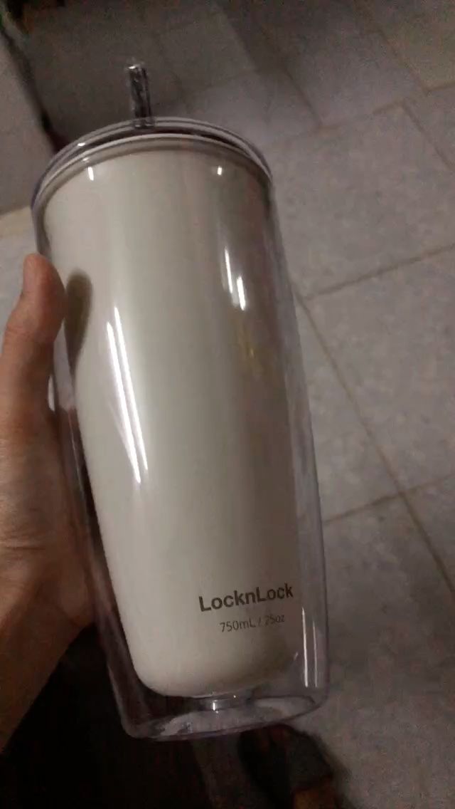 Sp đẹp, tốt, của hãng lớn nên yên tâm về chất liệu nhựa. Có kèm ống hút và cây cọ để rửa ống hút nữa ?

Vì là nhựa nên mình chỉ dùng uống đồ lạnh, đá chứ ko nên uống đồ nóng bằng ly này nha. Tất nhiên ko thể giữ nhiệt lâu bằng loại bình chất liệu thép hay inox có nắp vặn nhưng mình đựng đầy đá đóng chặt nắp, để trong môi trường mát/máy lạnh thì để được từ sáng đến chiều lận nha.