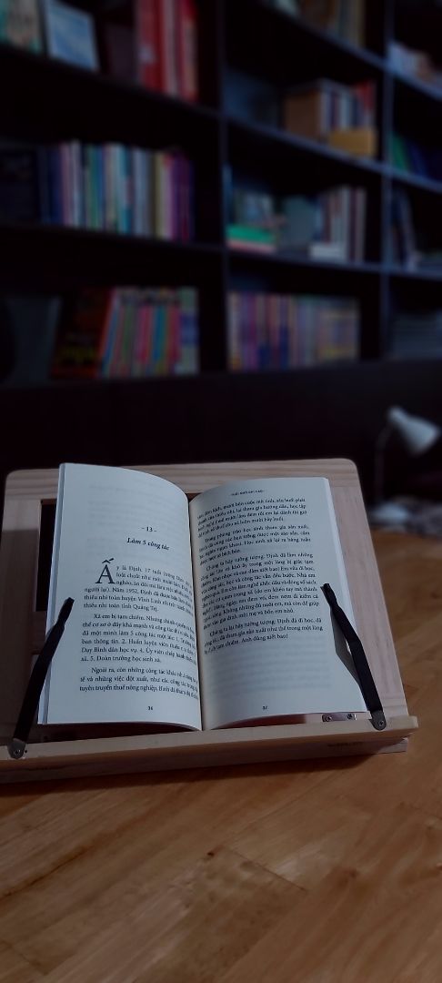 Sách mỏng, gọn nhẹ tiện lợi mang theo người. Nội dung ngắn gọn, ngôn từ đơn giản dễ hiểu với các bạn nhỏ bước đầu tiếp cận với sách lịch sử.
Dịch vụ Tiki trong đợt dịch này quá tuyệt. Like & thanks!