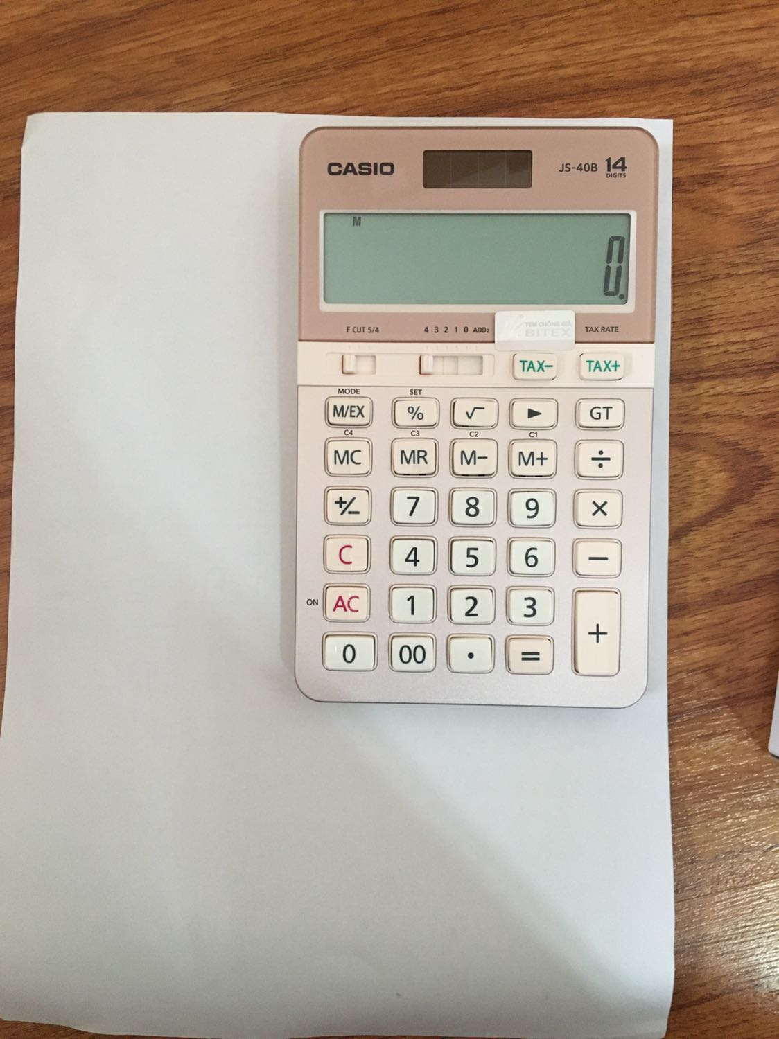 Đáng đồng tiền. Máy màu siêu đẹp, kích thướt vừa tay, số to rõ ràng, phím bấm êm. Mình để trên tờ A4 chụp để mọi người hình dung ra kích thướt cho dễ. Máy mới cứng, sáng bóng. Đóng hộp cẩn thận. Nhân viên giao hàng thân thiện, lễ phép. Các bạn nhân viên văn phòng đầu tư cái này là xứng đáng lắm nhé ạ.