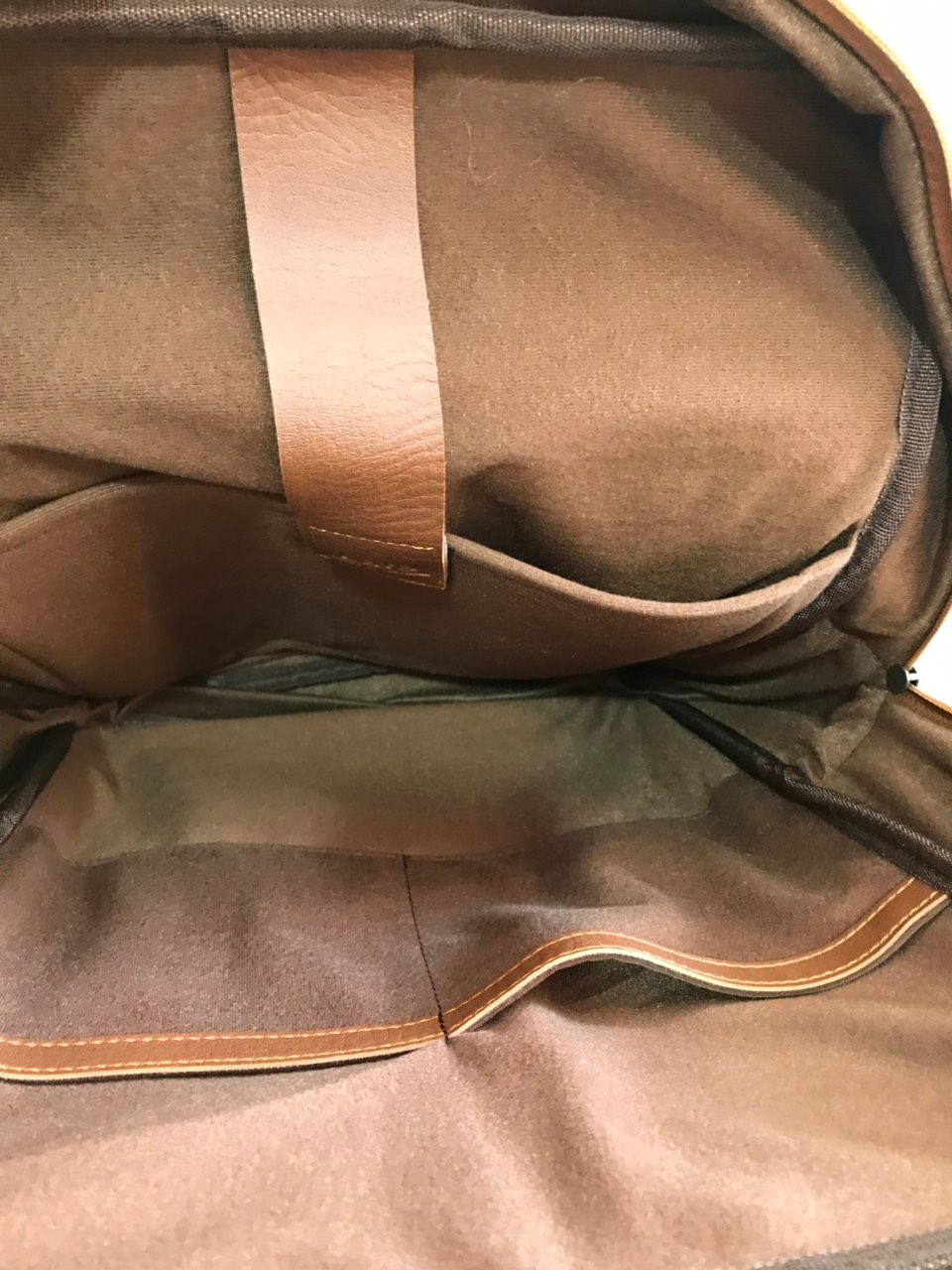 balo ưng lắm  ạ nhìn rất chắc chắn , chất da và đường chỉ may rất đẹp , bên trong khá rộng bỏ đc rất nhìu đồ và có cả ngăn giảm xóc latop nữa ạ ... luôn ủng hộ shop