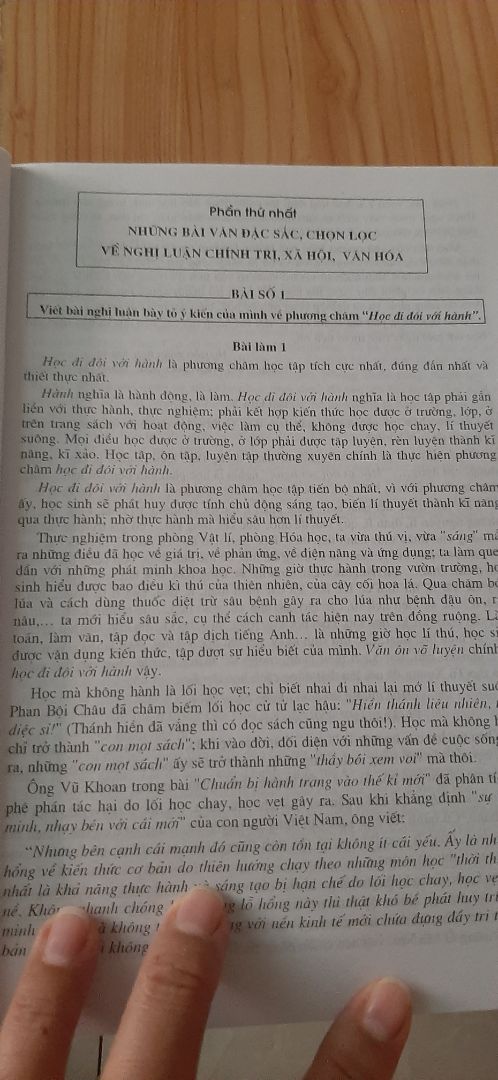 thật sự thì mình k thích sách này lắm, mua sahs này chẳng thà lên mạng tìm bài đọc, toàn các bài văn theo hình thức cũ, k có sự đổi mới  hay cập nhật theo chương trình học gần đây, chỉ đơn thuần là các bài văn để đọc như trên mạng, đến tựa đề bài văn cũng ghi ngắn gọn đến hơi bất mãn