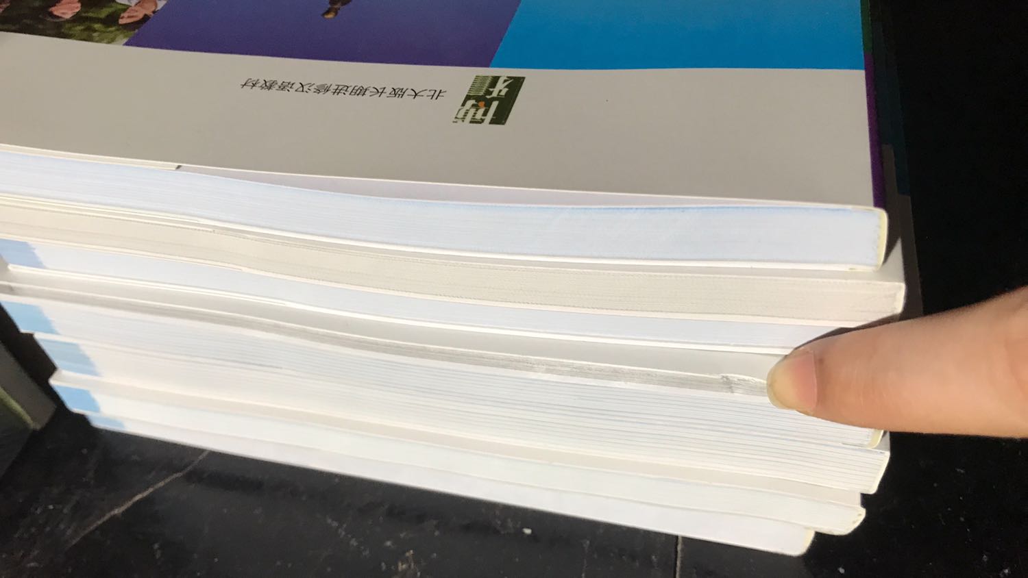Giao hàng nhanh chóng, đựng trong hộp giấy khá chắc chắn. Sách mới, hài lòng, nhưng mà không biết do vận chuyển hay sao mà có 1 quyển bị lẹm mất chút gáy như này buồn hết sức huhu