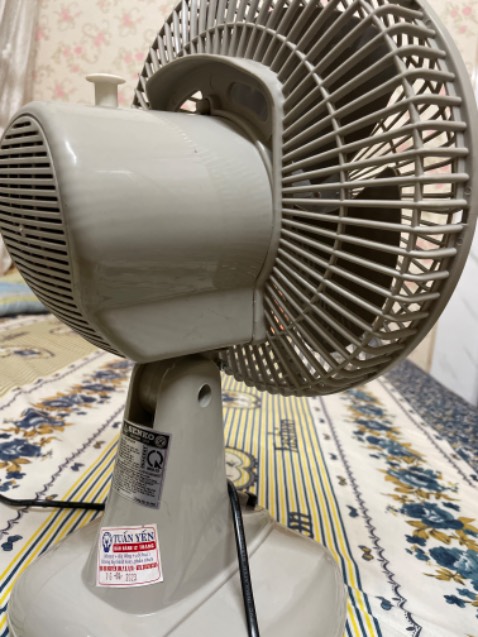 Mới mua hàng đc 2 tuần là bị hỏng ko quay khét lẹt.  Đã gửi hàng đi bảo hành nhưng khi nhận lại quạt mùi còn khét và ko hề quay, quá là thất vọng, senko là hàng tốt ko hiểu vì sao chất lượng mua tại tiệm lại dở như vậy ko biết có phải hàng chuẩn ko