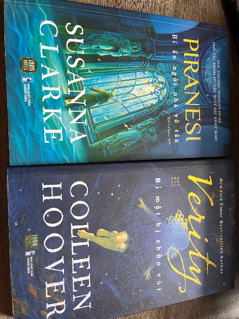 Sách bám bụi ở bìa, rìa sách bẩn và nhăn.