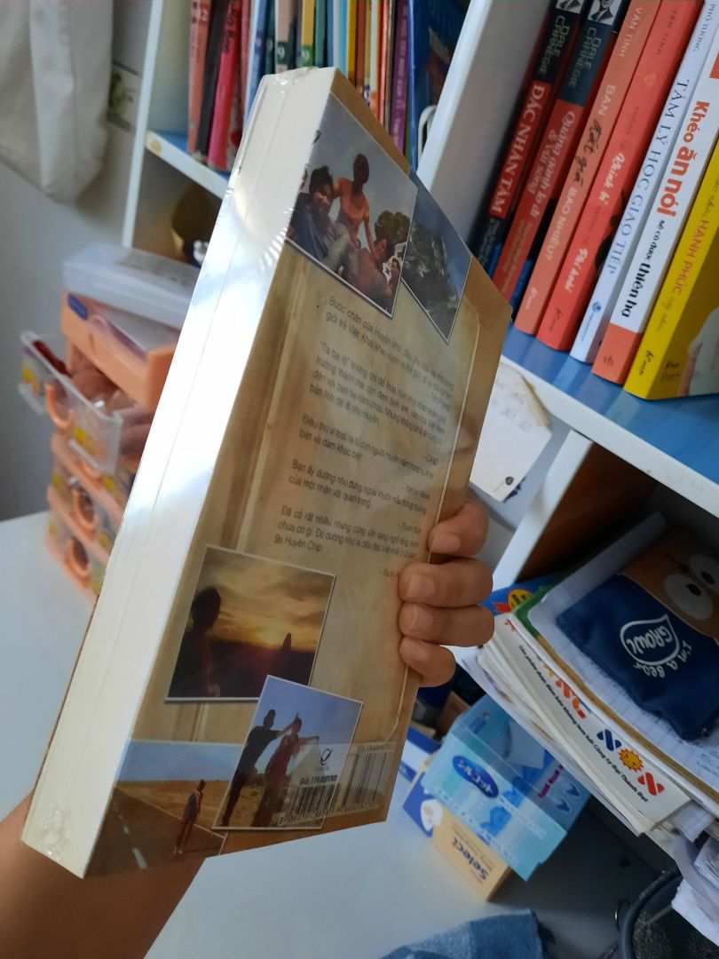 Được bao bì kĩ, có bao kính xung quanh sách.
Đóng gói hàng đẹp giao hàng nhanh 
Chất lượng sách thì oke, loại giấy mướt êm
Shipper thân thiện