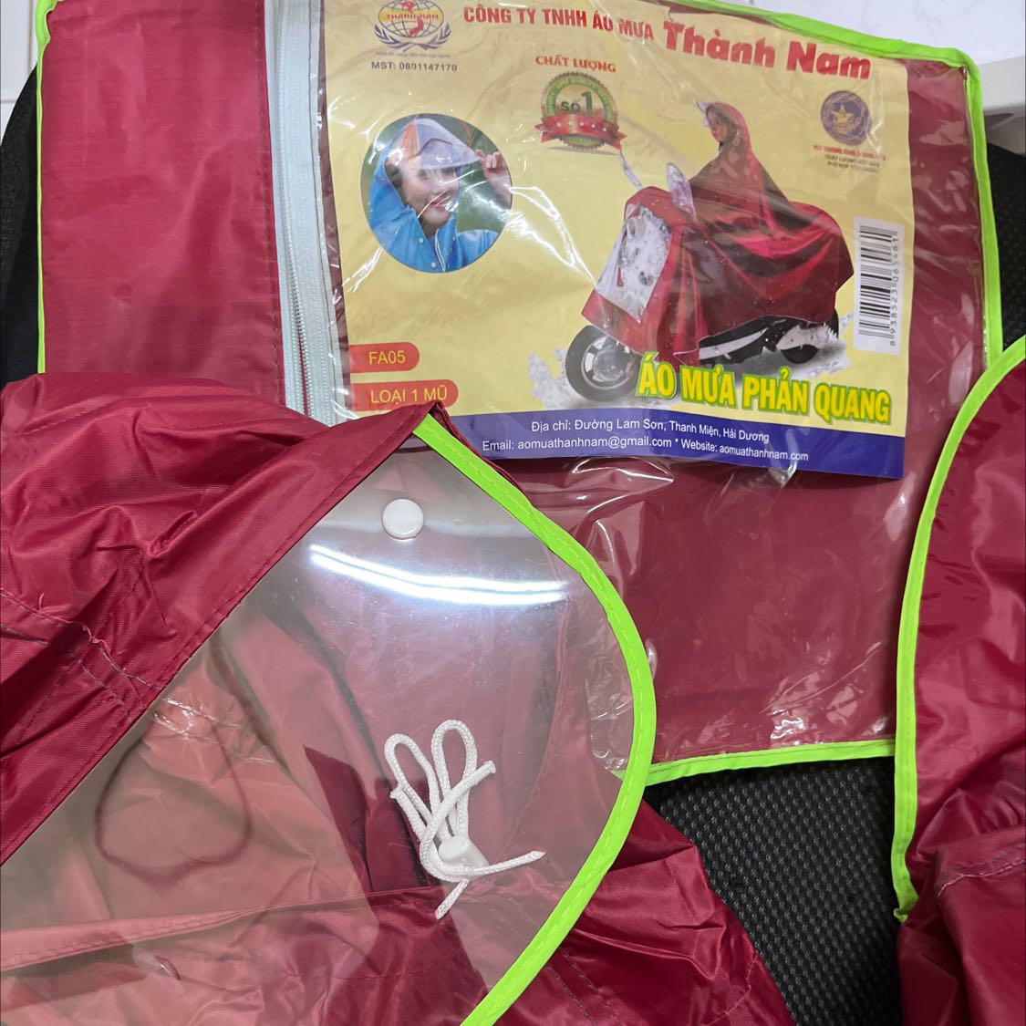 Mua áo mưa màu Xanh cho 2 người (áo đôi) nhưng lsij giao áo phản quang 1 người màu đỏ!!! Áo mưa ở nhà nhiều rồi , tôi mua áo đôi cho gọn xe lại gửi áo đơn!!!