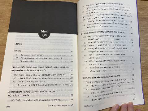 Đây là một cuốn sách không hề dễ đọc, mình phải khẳng định là như thế. Một phần lớn nội dung của cuốn sách viết về quá trình phát triển của trẻ dưới góc nhìn của tâm lý học, từ đó giải mã ngọn ngành về "cái tôi" của mỗi người, và giải thích những vấn đề về mối quan hệ, như: tại sao mối quan hệ dây mơ rễ má trong gia đình lại phức tạp, tâm lý của những kẻ blhđ là gì,... Mình mất khá nhiều thời gian để nghiền ngẫm cuốn này nhưng nó đã cho mình câu trả lời xác đáng cho những vấn đề mình thắc mắc bấy lâu. Rate 8/10, nên mua nhé mọi người!