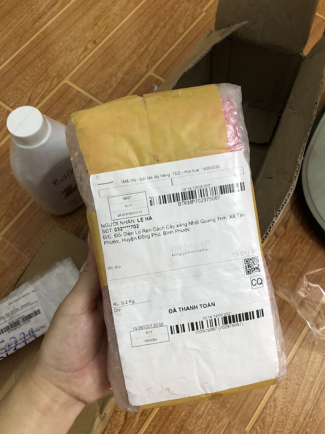 Bút thì rẻ và ổn dùng tô màu hoặc viết Calligraphy đều ok có điều giao hàng rất lâu và chậm mất mấy ngày, đóng gói xấu méo hộp, ngòi chóp nón này có thể viết chữ thư pháp hiện đại nha mọi người, có khi viết quen còn đẹp hơn ngòi brush Bút thì rẻ và ổn dùng tô màu hoặc viết Calligraphy đều ok có điều giao hàng rất lâu và chậm mất mấy ngày, đóng gói xấu méo hộp, ngòi chóp nón này có thể viết chữ thư pháp hiện đại nha mọi người, có khi viết quen còn đẹp hơn ngòi brush