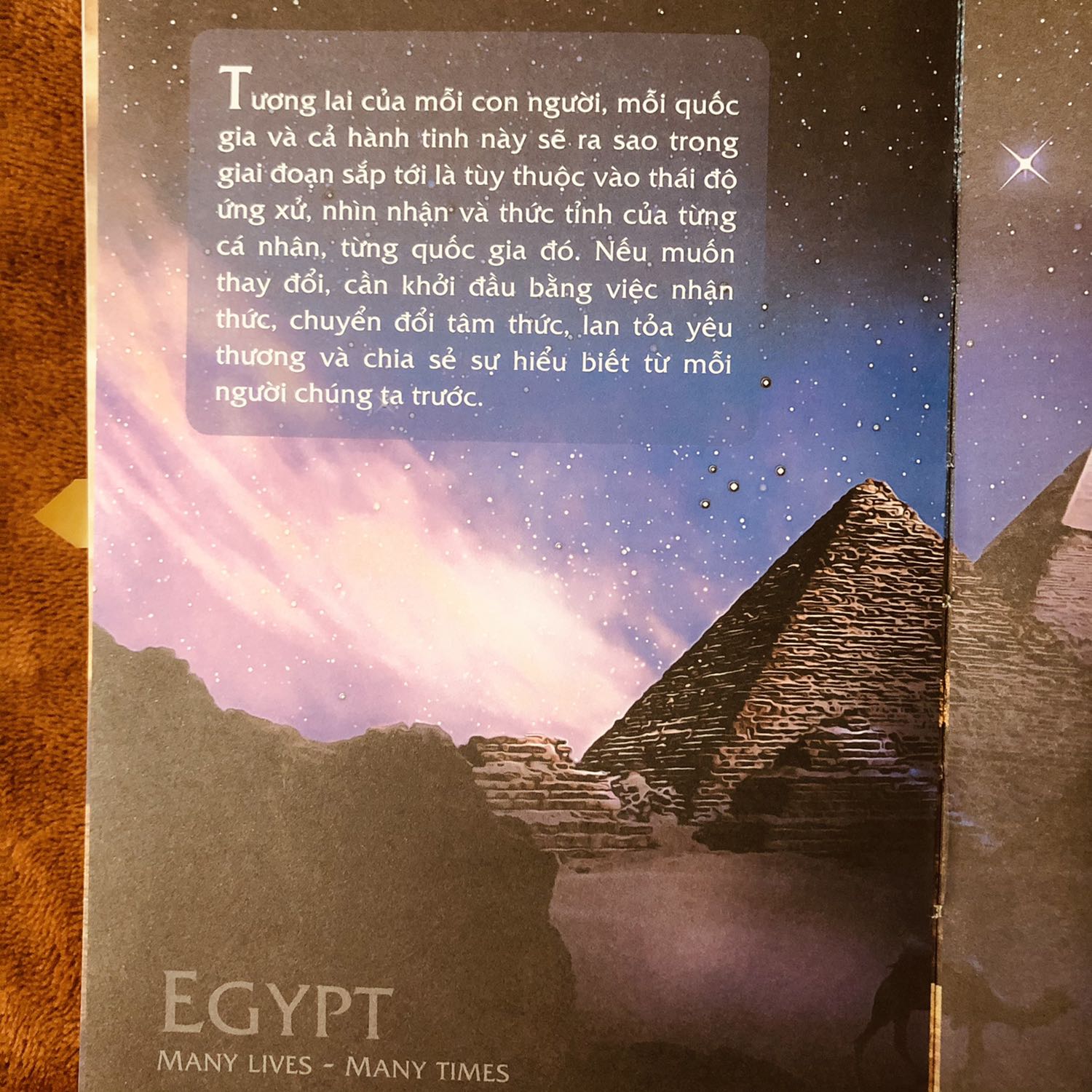 Quyển sách kể về các cuộc sống tiền kiếp của ông Thomas và luật nhân quả của thế giới cũng như con người trong vũ trụ. Trong luật nhân quả, đề cập đến các cuộc sống hay các triều đại đã từng thịnh vượng và sự biến mất hoàn toàn của nó với các lý do cụ thể. Các lý giải, dẫn chứng hợp lý về những sự việc đã xảy ra trong thế giới hiện đại mà chúng ta không thể lý giải bằng khoa học; sự phát triển của xã hội ngày nay kèm theo những hệ luỵ của sự phát triển đó mà ngày xưa chúng ta chưa từng nghĩ đến, đồng thời đề cập đến những gì có thể sẽ xảy tra trong tương lai mà hiện tại chúng ta vẫn chưa biết đến.