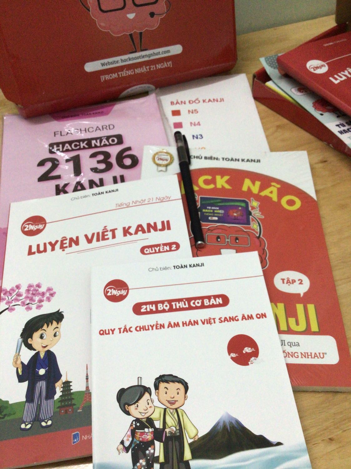 Sách hay, đầy tâm huyết của chủ biên và team. Kèm cả bút để luyện viết chữ!