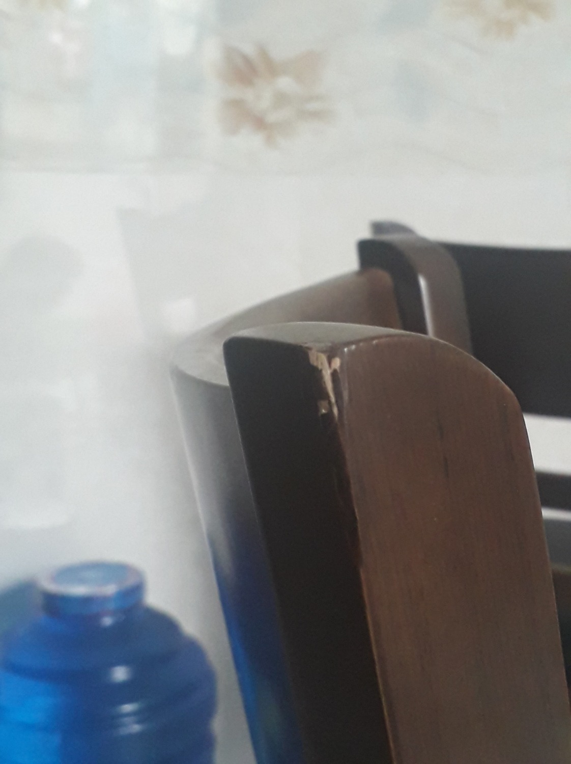 Bộ bàn ăn nói trên khi giao hàng về tận nhà tôi thì sản phẩm bên cty đã bị trầy xước, gãy nát. Một số ghế cũng bị lung lây các hạng mục. Vì vậy tôi yêu cầu phía công ty đổi bộ khác để tôi kịp sử dụng. Cảm ơn