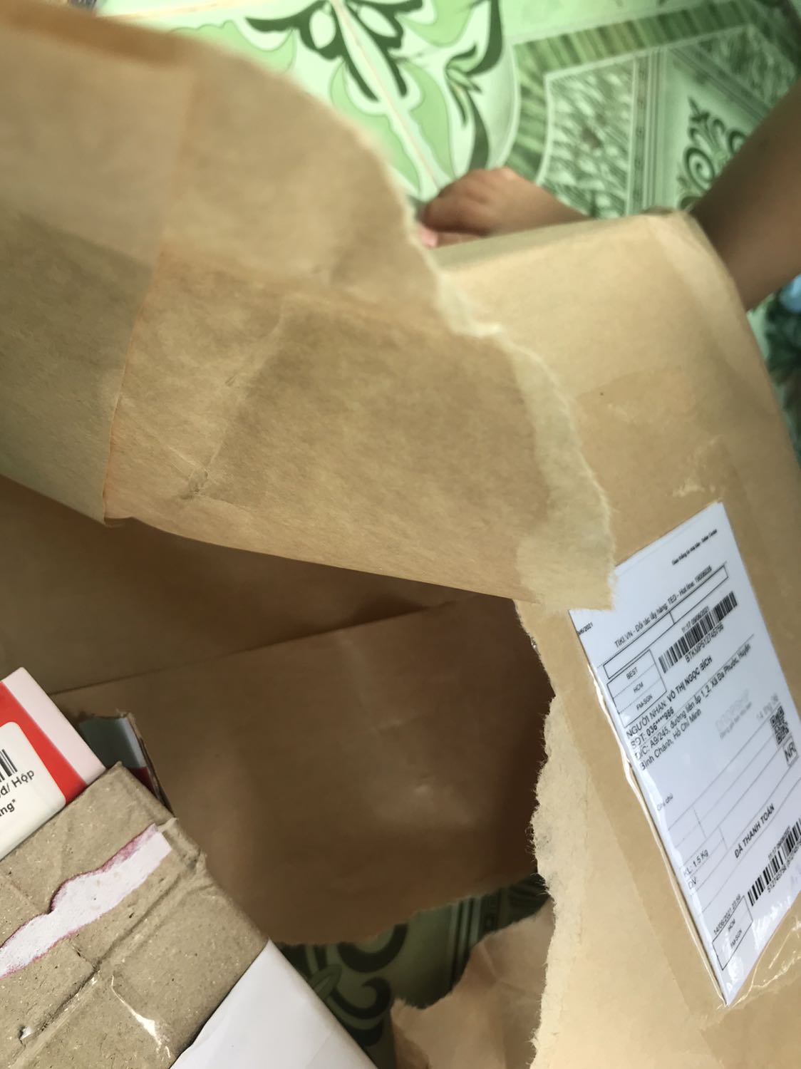 Đóng gói rất ẩu, nên khi nhận đc thùng bên ngoài móp hết, sp thì dính dơ , nhỏ hơn so với suy nghĩ khi nhìn thấy hình mô tả. Bé chưa 3 tuổi mà ngồi để chơi như chơi đồ hàng. Mình tưởng như bàn học ngồi vẽ cho thoải mái. Nhưng đc cái hình chiếu nét, giao hàng nhanh.