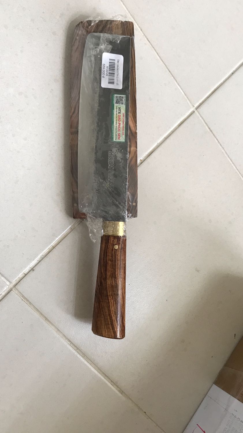 Đóng gói cẩn thận. Dao rất đẹp, lưỡi dao chế tác tỉ mỉ và bén.