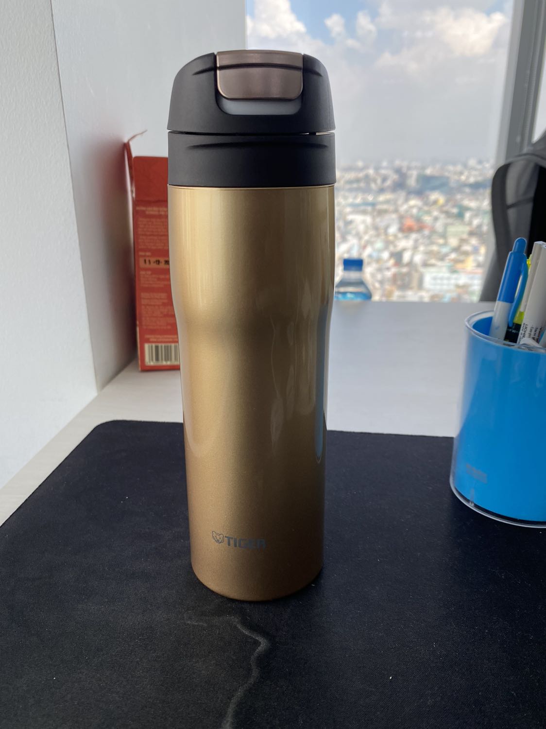 Tiki giao hàng nhanh, đóng gói cẩn thận. Thiết kế đẹp. Nút mở có vẻ hơi khó mở nắp. Cơ bản giữ lạnh tốt, hiện tại vẫn ko thấy vấn đề gì.