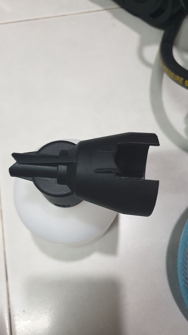 Vừa nhận được máy, *** thử ok,nhưng shop gởi hàng ko có tâm vậy ?gởi cho khách cái bình xịt dung dịch bị gãy chốt cài.vì sao khẳng định shop cố tình gởi như vậy ?vì trong thùng hàng ko có phần gãy này luôn.Yêu cầu đổi lại bình xịt hoặc trả lại kiện hàng nếu không giải quyết !