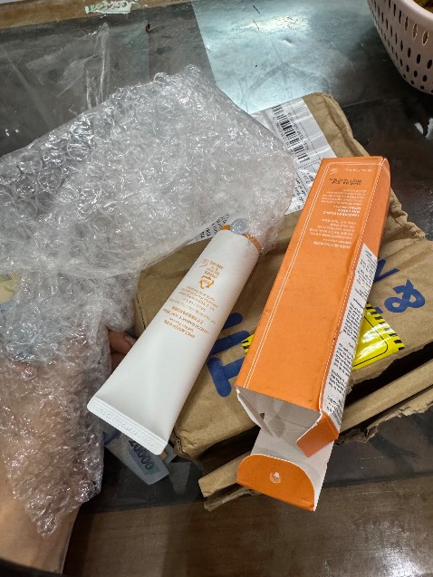 Sản phẩm lúc đặt hàng có quà tặng. Lúc nhận hàng  không có quà tặng đi kèm. Làm ăn ***