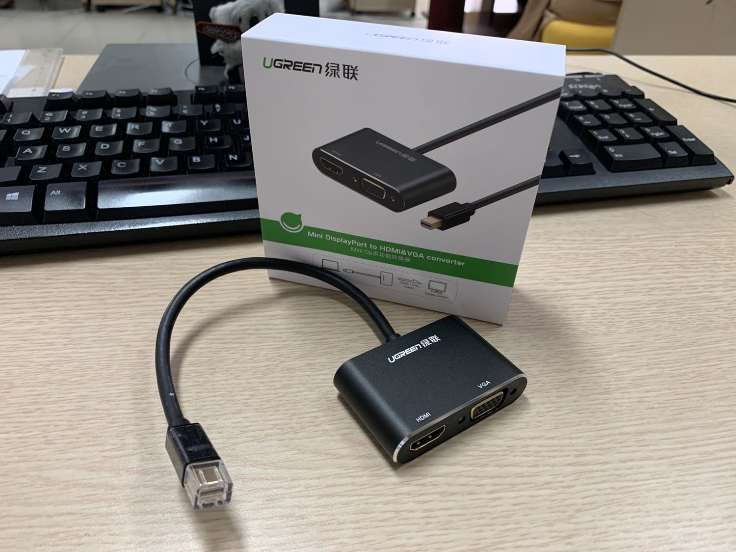 Ngoại trừ việc cổng VGA đặt hơi lệch trong khuôn một chút thì còn lại rất hài lòng từ bề ngoài đến chất lượng. Mình chỉ xài cổng HDMI nên k biết VGA thế nào :) Hoàn thiện kim loại cầm rất mát tay và sang trọng. Mình mới xài có mấy lần. Kết nối ổn định chưa có có dấu hiệu bị nhiễu hay mất tín hiệu. Cho 5* ủng hộ :)