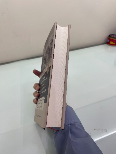 Sách bìa cứng chất lượng tốt . Hơi bám bụi 1 chút 
Áo bìa đẹp nhưng nếu làm mất hoặc rách áo bìa thì bên trong thật tệ . Bìa sách thiết kế quá là đơn điệu , có chỗ móp 

Người bán thì OK chuẩn bị hàng khá nhanh 
 nhưng mình ko đánh giá cao hình thức của cuốn sách này lắm