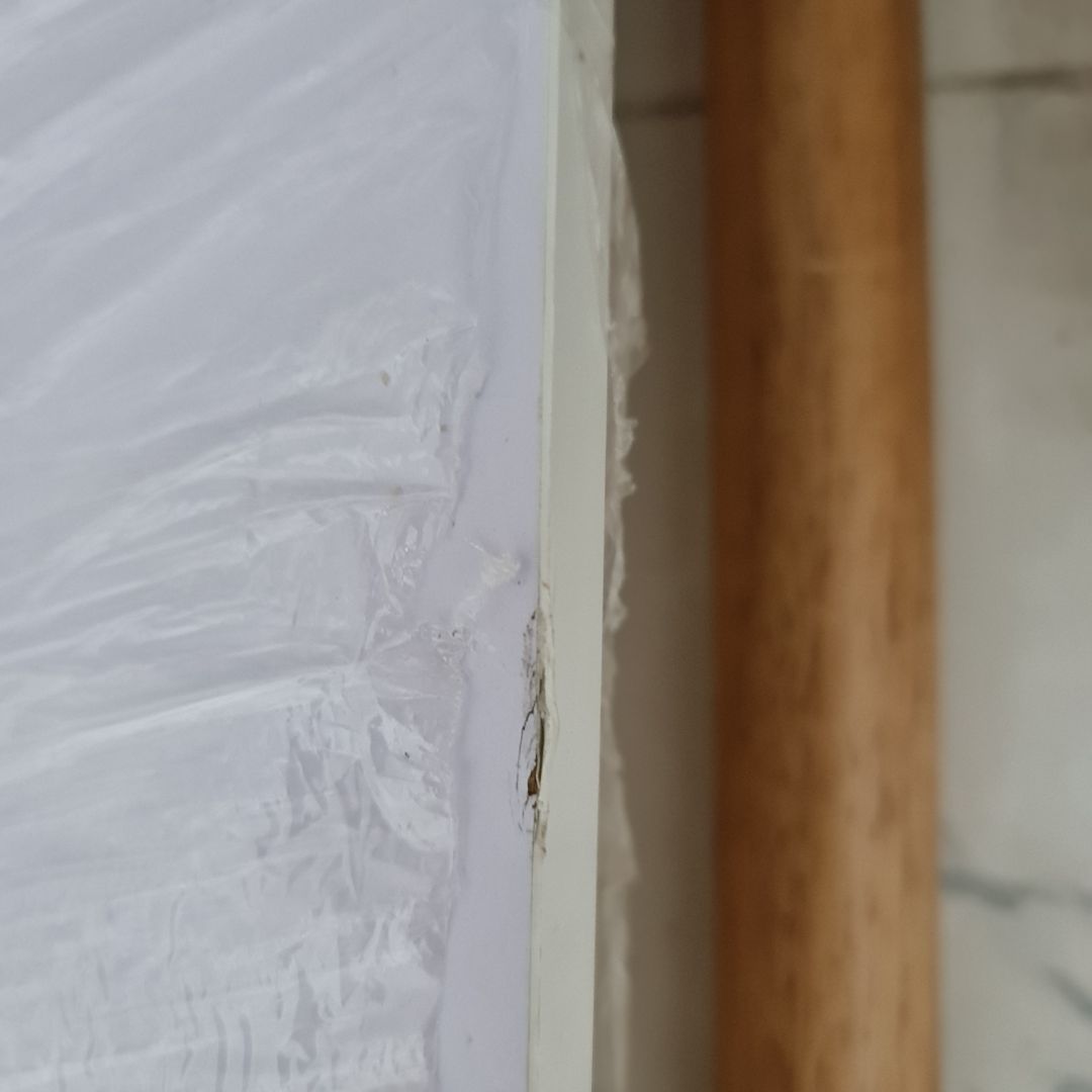 dịch vụ hỗ trợ quá tệ. Shop gửi bàn bị xước tùm lum. Nhắn tin shop thì mấy ngày trả thấy trả lời. nhắn mãi rồi shop mới nhả được 1 tin. Xong shop khóa luôn,hoặc shop chặn khách. cảm giác bị ***. Đợi mãi chả thấy đâu chán chấp nhận xước xát xấu bỏ ra lắp, thì thấy số đt hỗ trợ của shop, gọi điện  shop bảo gửi ảnh qua ***, gửi xong cũng mất hút. Ít ra cũng nên xin lỗi khách 1 câu. Nói chung rất không hài lòng.