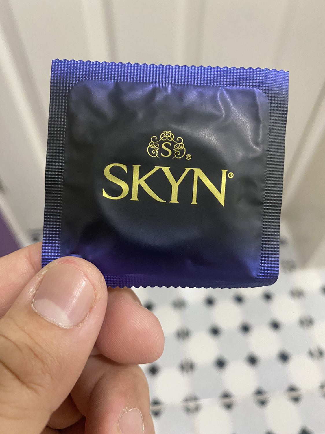 Mỏng hơn, không quá nặng mùi cao sư như One. Đặc biệt là xài thấy dễ chịu hơn Durex. Giá bán cũng ngang ngửa.

Bao bì bên ngoài tông màu sậm; tuy nhiên làm mình thắc mắc là sản phẩm này đang focus vào ai?
Nếu với người dùng trẻ thì vẻ ngoài quá già. Nếu với ng có gia đình, đứng tuổi thì sản phẩm này thiếu đi tính “gập ghềnh” như Durex.

Dánh giá chất lượng là 7/10. Cũng đáng trải nghiệm. Với sản phẩm tình iu thì 7/10 cũng chấp nhận được