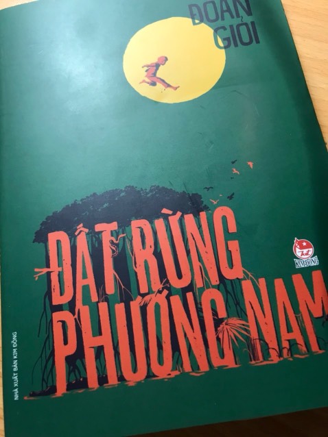 Khi mới nhận hàng, thùng có bị móp một tí. Nhưng sách bên trong vẫn trong tình trạng tốt và được bọc kỹ. Tuy sách có hơi bụi một tí nhưng phủi một tí là ổn rồi. 
Bìa sách rất xinh và chất lượng sách thì rất ổn áp. 
Sách được giao tới đúng hẹn và anh shipper rất thân thiện.