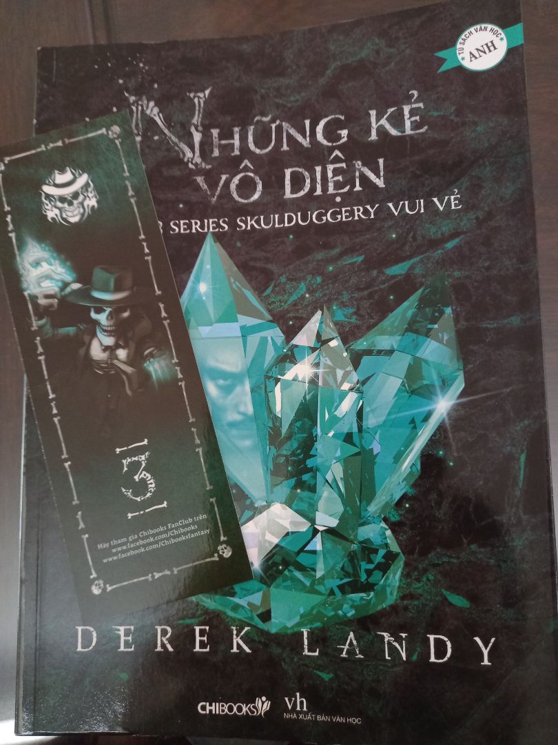 Series này 2 phần đầu mình chọn mua vô tình ở nhà sách mấy năm trước cho em mình, mà 2 phần sau k thấy họ nhập về nữa. Chắc do serie này ít người đọc ở VN tiếp cận được nên lượng mua k nhiều. Mình cũng thấy k nhiều người đọc truyện này. Mình tìm nhiều nhà sách cũng k có, chỉ lên chibooks mới có. Sách xuất bản năm 2015 mà hàng nhận về nguyên seal, sách siêu mới mới hơn cả ngoài hiệu sách, màu in siêu đẹp, bìa và bookmark cực đẹp. Gói hàng và quà tặng ok. Em mình thích serie này lắm nhưng mà tiếc là đầu sách này ở Việt Nam chỉ dừng đến phần 4 nên k đọc được toàn bộ serie truyện.