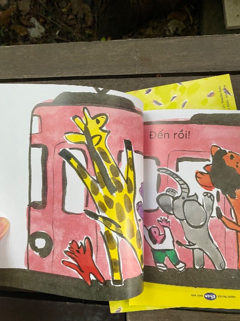 bé nhà tớ thích xe cộ tàu điện lắm nên cứ có tàu là mua cho con về so sánh từng phong cách sách luôn