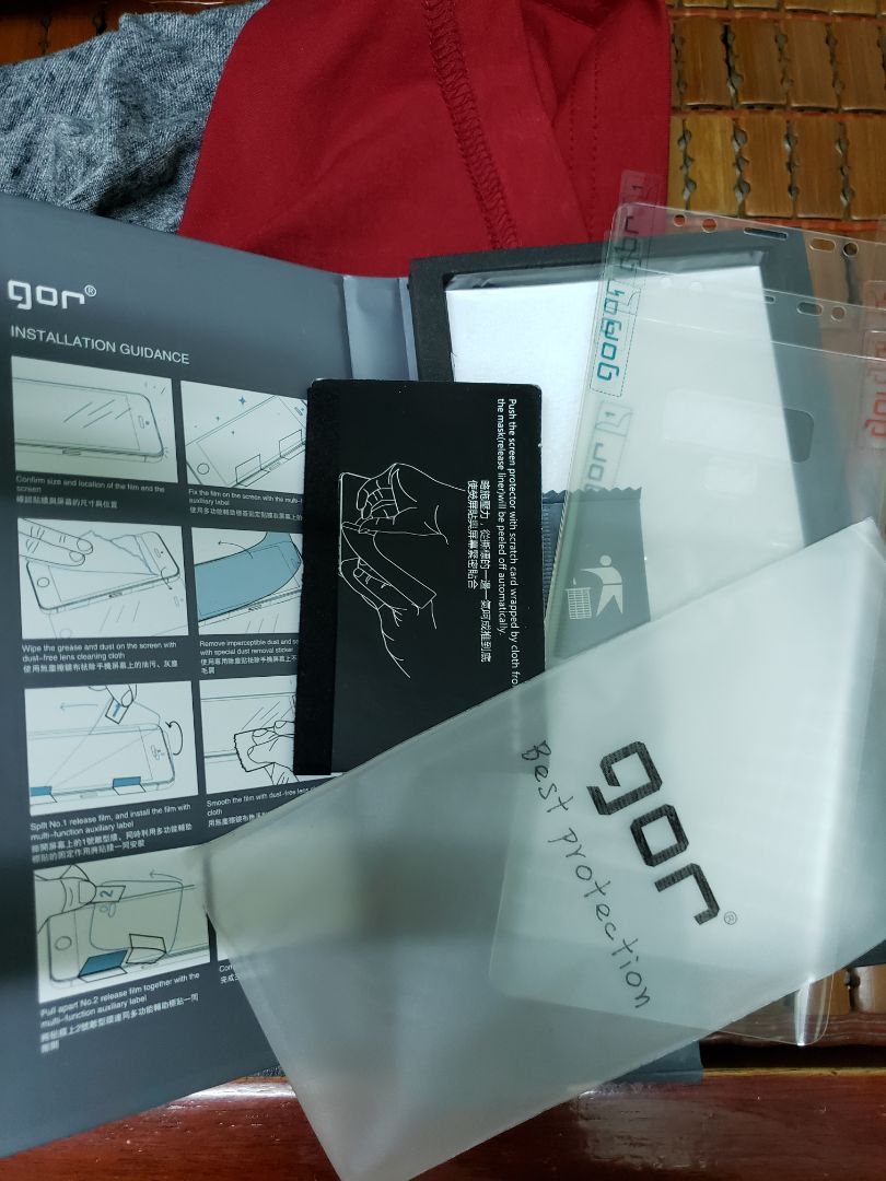 Miếng dán dẻo ôm sát cạnh cong của máy nhưng chưa full hết màn hình vẫn còn hở 1 tí. Hộp có 4 miếng, 2 dán trước, 1 sau trong và 1 vân carbon, dụng cụ hỗ trợ đầy đủ. Tuy nhiên cần thao tác thật tỉ mỉ để dán đẹp tránh bị lệch và nổi bóng khí. Nhìn chung sản phẩm rất đáng tiền và tốt trong tầm giá!