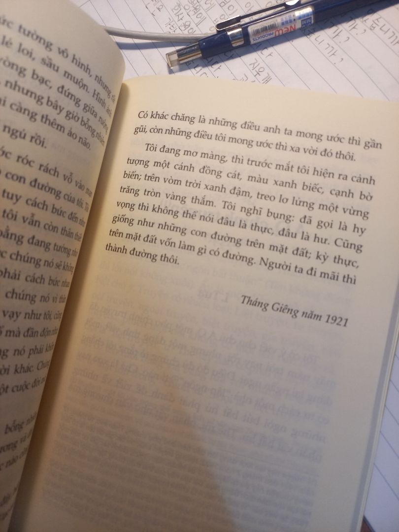 Xem review của chị Hà Khuất thì quyết định mua. Một lựa chọn sáng suốt.
Truyện ngắn của Lỗ Tấn được kể một cách rất thông minh và cuốn hút. Một cuộc đời người theo cách ông kể khiến người đọc cảm nhận được rất nhiều khía cạnh (cùng lúc nha :) ) xót thương và hài hước, nó như một cái gì rất mâu thuẫn. 
Rất đáng đọc!!! 
Cảm ơn nhà sách, shipper.v..v.. 🥰 Xem review của chị Hà Khuất thì quyết định mua. Một lựa chọn sáng suốt.
Truyện ngắn của Lỗ Tấn được kể một cách rất thông minh và cuốn hút. Một cuộc đời người theo cách ông kể khiến người đọc cảm nhận được rất nhiều khía cạnh (cùng lúc nha :) ) xót thương và hài hước, nó như một cái gì rất mâu thuẫn. 
Rất đáng đọc!!! 
Cảm ơn nhà sách, shipper.v..v.. 🥰