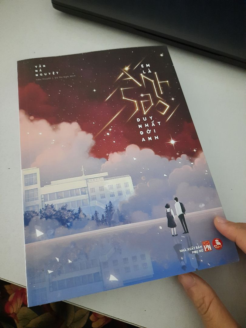 - Về cách giao hàng chả Tiki thì mình k có gì để bàn, luôn làm mình cảm thấy khá hài lòng.
- Về hình thức cuốn sách: rất đẹp, lúc nhận sách mình rung rinh lun, cảm giác như kìm lòng không đặng vậy :)
- Quan trọng hơn cả, về nội dung: mình đã đọc review khá kỹ về nó rồi mới quyết định order. Bản thân là người khá khó tình về nội dung và văn phong của tác giá, đọc thì khá nhiều nhưng không phải sách nào cùng làm mình ưng ý. Chỉ đơn giản là câu chuyện giữa hai bạn trẻ trên bước đường trưởng thành của mình. Nhưng không phải giống như cách viết của nhiều tác giả mỳ ăn liền bây giờ. Vân Nã Nguyệt đã trau chuốt từng câu chữ và văn phong của mình, đặt cả tâm hồn của tác giả vào câu chuyện. Mình khá ưng ý với nội dung, văn phong và cả diễn giải vấn đề. Mọi thứ đều nhẹ nhàng, nhưng thấm đậm tình cảm, cái nhìn sâu sắc về nhân sinh, cuộc sống, về những khó khăn, niềm hạnh phúc, ... ở mỗi câu từ, ở mỗi lời hội thoại của các nhân vật từ chính đến phụ. Lời tựa của tác phẩm phía sau sách đã phần nào nói lên những gì mình muốn nói: "Hứa Trạch ngoan", cậu im lặng giây lát rồi khẽ: "Ừ". 

Mình rất recommend cho mn dành time đọc cuốn sách này.