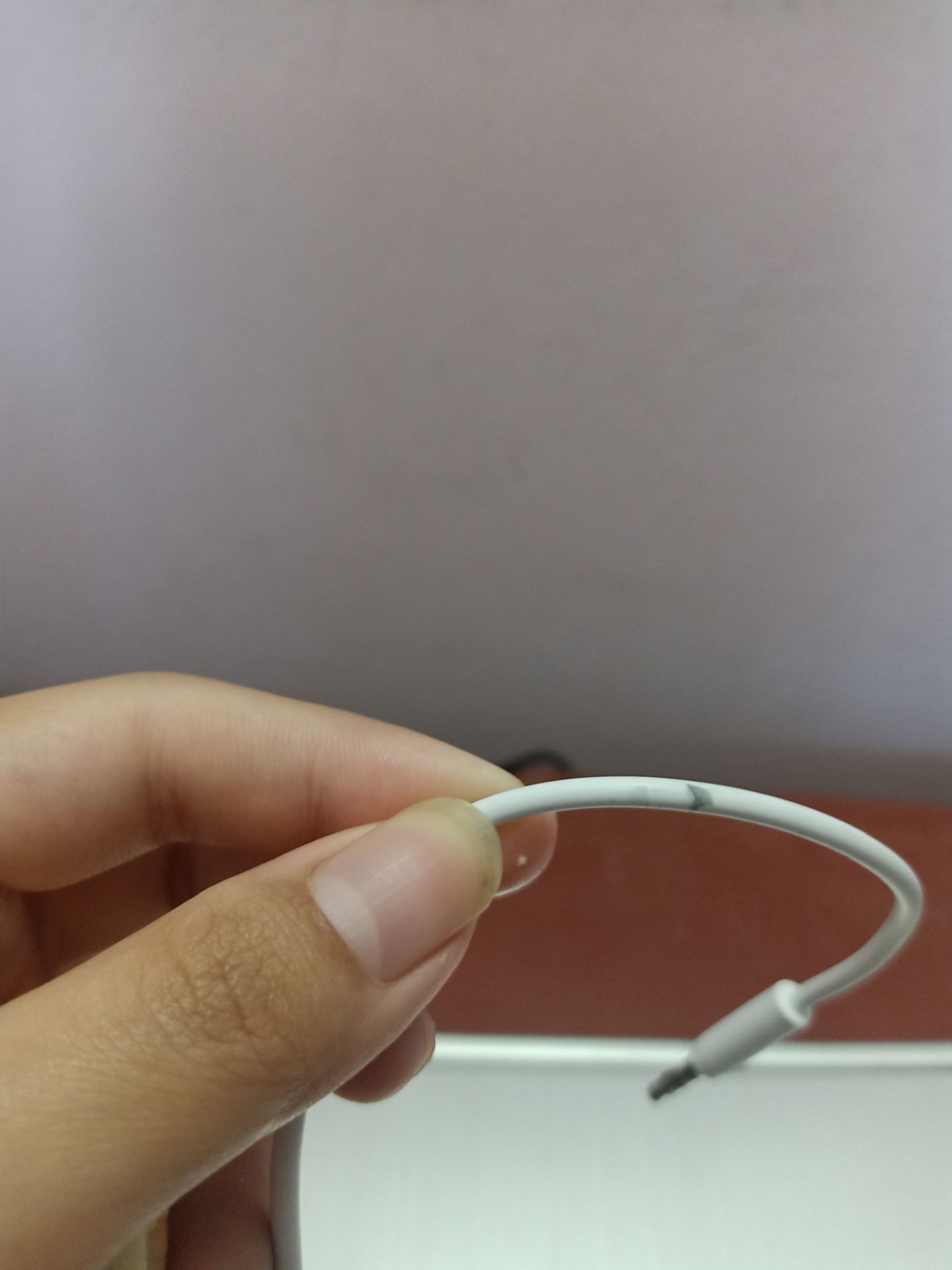 giao hàng nhanh, đóng gói cẩn thận nhưng dây tai nghe có một vết nứt ở vỏ như trên hình, cảm thấy rất thất vọng :(((((