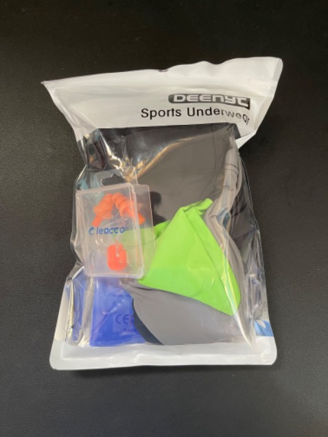 Vải đẹp, đường may OK, tặng kèm nút bịt tai và nón. Tuy nhiên nón bơi hơi chật Vải đẹp, đường may OK, tặng kèm nút bịt tai và nón. Tuy nhiên nón bơi hơi chật