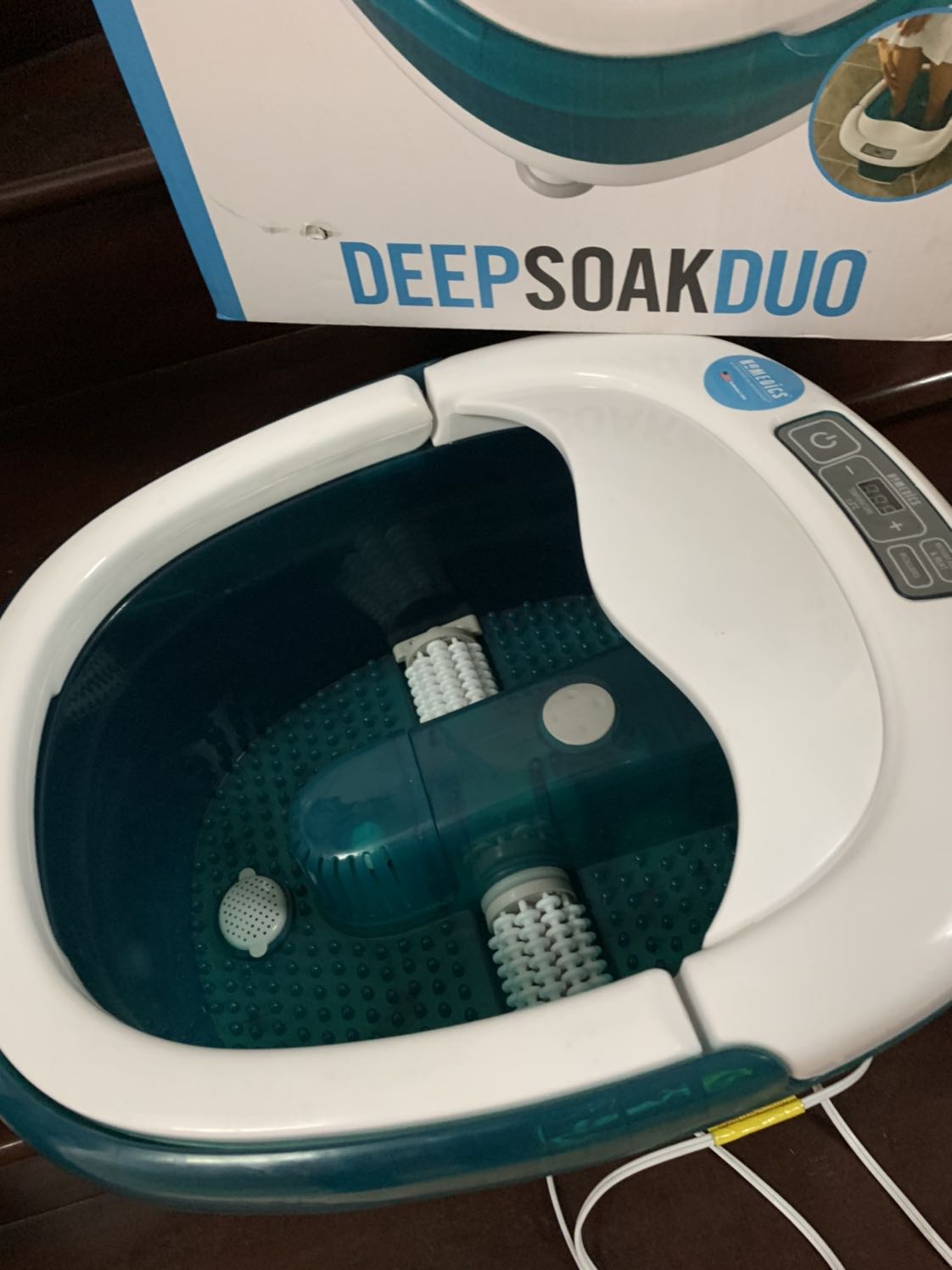 Nhân viên vận chuyển của tiki rất nhiệt tình , tiki đóng gói hơi sơ sài nhưng bù lại sản phẩm tất tốt . Bồn ngâm chân to và chắc , con lăn massage khoẻ , rất thích sản phẩm . Cho tiki 5 sao.