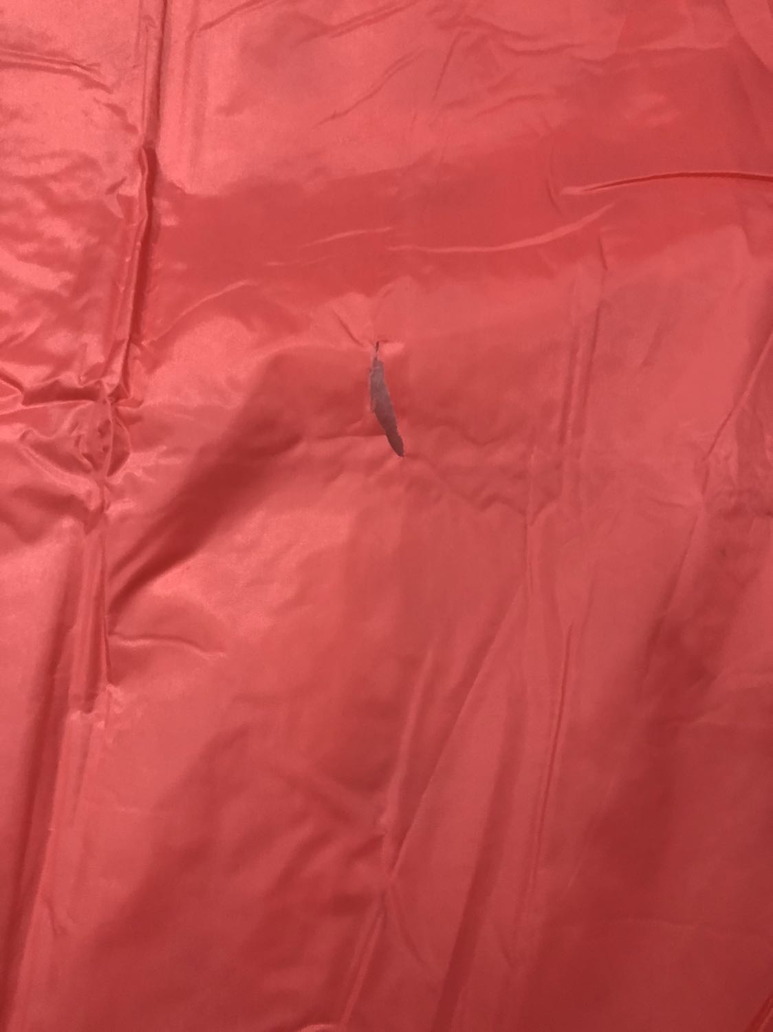 Ko hài lình sản phẩm bị rách mà cũng giao cho khách