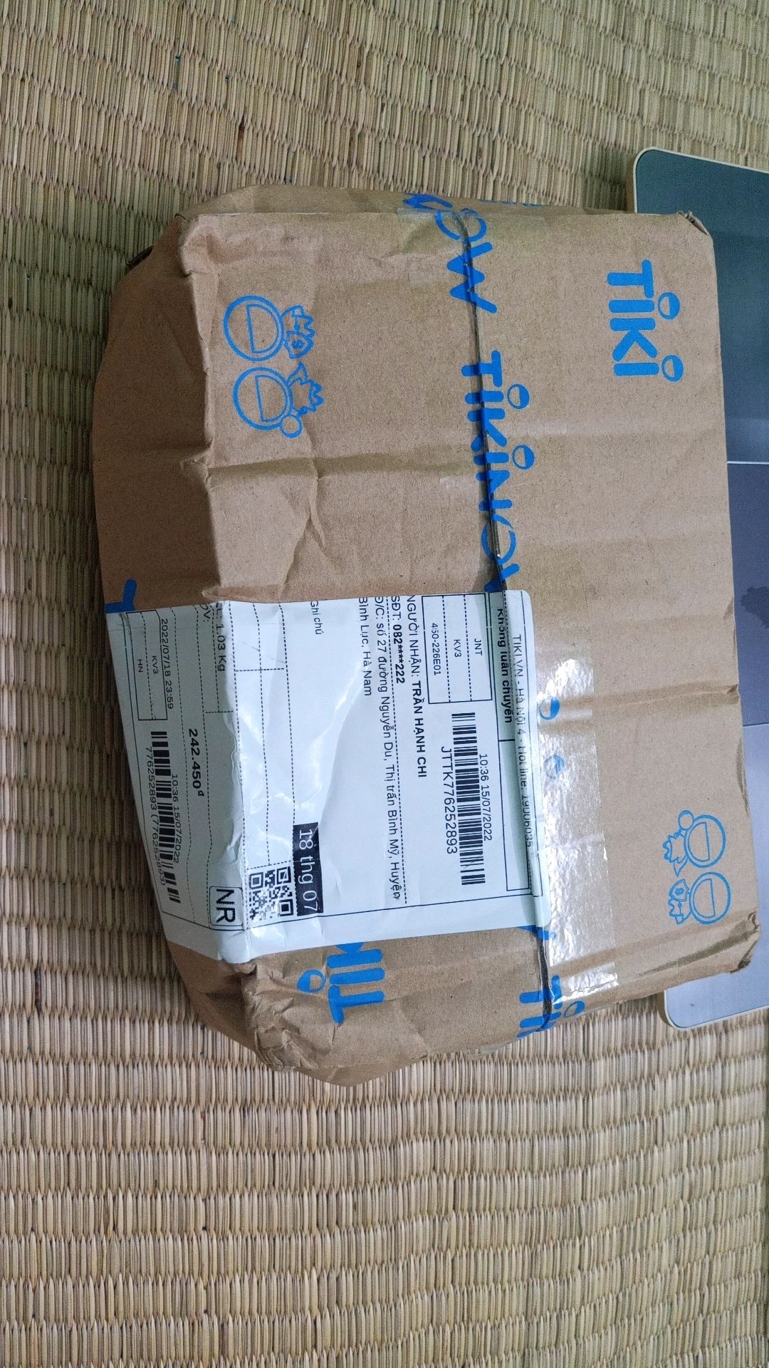 Vận chuyển sách hay vận chuyển một đống rác cho khách hàng vậy, Tiki? 
Mình rất hay đặt mua sách trên Tiki vì tin tưởng vào chất lượng đóng gói và giao hàng bên đây. Bản thân mình cũng không quan trọng nhiều đến bìa cuốn sách ra sao, nhưng mình xót sách vì nó không được bảo vệ cẩn thận cho đến khi mình được cầm vào nó. 
Lần đầu tiên mình đánh giá 1 sao vì dịch vụ đóng gói - vận chuyển bên Tiki và cũng mong đây sẽ là lần cuối cùng.