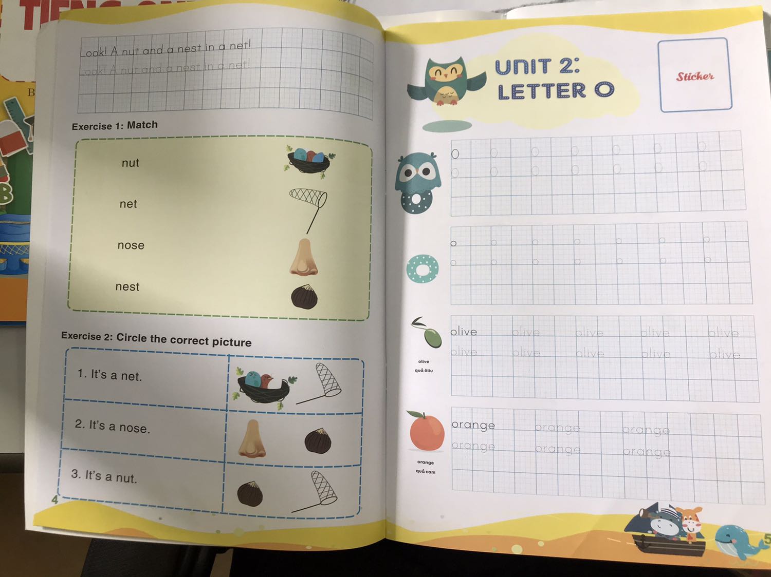 Bộ sách có 2 quyển, tổng là 26 chủ đề tương đương với 26 chữ cái. Nội dung nhẹ nhàng giúp bé vừa làm quen vs bảng chữ cái vừa tích luỹ thêm từ vựng đơn giản, có sticker cho bé dán khi hoàn thành bài cũng là 1 điểm rất hay của sách. Bản thân mình mong muốn font chữ ở sách là chữ thường như các bé phải luyện viết trên lớp chứ không phải chữ in thường như các bạn nước ngoài và có thêm phần phiên âm cho các từ để bố mẹ có thể dễ dàng hơn trong việc dạy con phát âm.