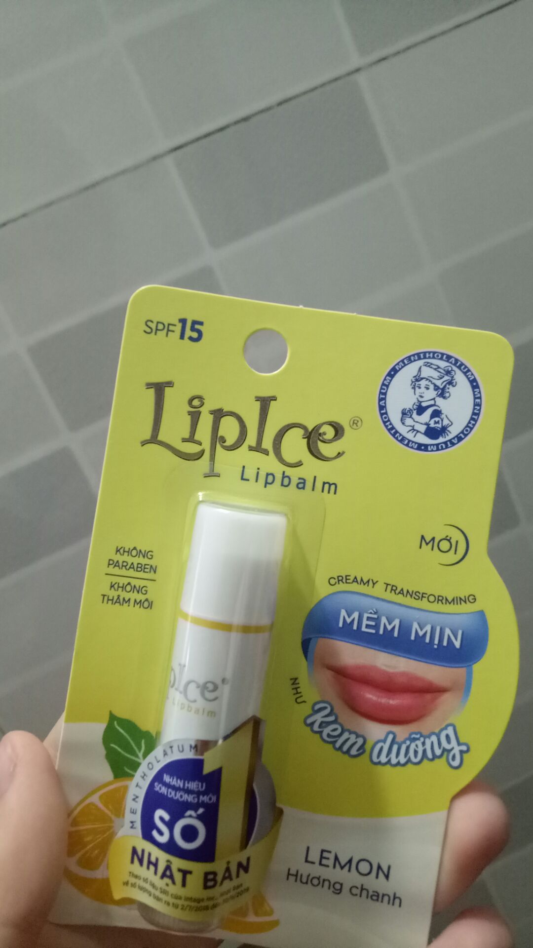 son nhỏ gọn dễ mang theo. Dùng Lip ice lâu năm rồi nhưng bây giờ mới mua mùi chanh. Son rất thơm như đập cả một quả chanh đường vào môi. chỉ cần thoa một lớp nhẹ thôi đã rất mềm môi, không quá bóng, sau khi thoa xong cảm thấy mát mát môi. tô thêm một lớp son màu lên trên là vừa đẹp. Tiki giao hàng khá nhanh. Shipper thân thiện.