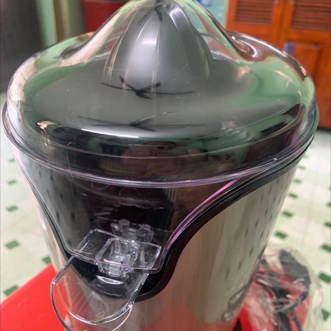 Giá tiền ok, hàng giao nhanh và ko thấy lỗi. Máy đẹp chắc chắn. có thể vắt bưởi nữa nhưng hạn chế thôi nha mn